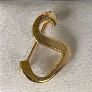Elegant Gold Initial ‘S’ Brooch